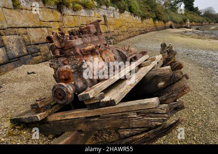 Restes du moteur et de la quille d'un bateau en bois nauséré sur la plage dans l'estuaire marécagaire de la rivière Hayle nr St.Ives à Cornwall, Royaume-Uni Banque D'Images