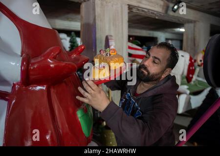 Bethléem, défilé de la Caravane de Noël.15th décembre 2021.Une œuvre palestinienne sur des personnages de Noël placés sur des remorques, qui sera utilisée dans la parade annuelle de la Caravane de Noël, dans la ville de Cisjordanie de Bethléem le 15 décembre 2021.Le défilé annuel de Noël fera le tour de Bethléem et de Ramallah pour apporter de la joie aux enfants et à leurs familles.Credit: Luay Sababa/Xinhua/Alamy Live News Banque D'Images