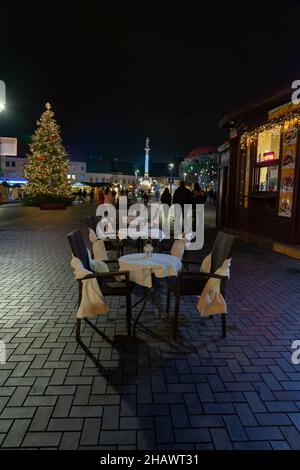 12.14.2021. Sopron, Hongrie: Marché de noël de Sopron illuminé temps d'hiver avec des tables Banque D'Images