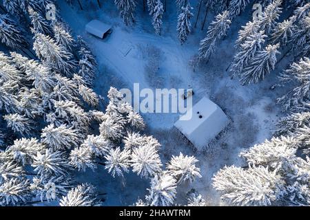 Vue panoramique sur les magnifiques paysages d'hiver avec abri traditionnel en bois, pris par drone.Concept de vacances de Noël Banque D'Images