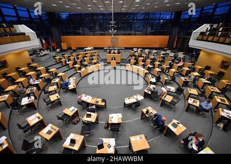 Erfurt, Allemagne.15th décembre 2021.La salle plénière pendant la session du Parlement de l'État de Thuringe.Après les protestations parfois violentes des opposants à la politique de Corona, les manifestations deviennent un sujet de discussion au Parlement de l'État de Thuringe.Aujourd'hui, le Parlement traite des rassemblements souvent non enregistrés lors d'une session de questions-réponses à la demande de la faction du Parti vert de Thuringe.Credit: Martin Schutt/dpa-Zentralbild/dpa/Alay Live News Banque D'Images