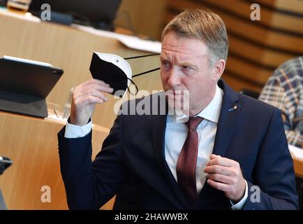 Erfurt, Allemagne.15th décembre 2021.Raymond Walk (CDU), député, siège dans la salle plénière pendant la session du Parlement de l'État de Thuringe.Après les manifestations parfois violentes des opposants à la politique de Corona, les manifestations deviennent un sujet de discussion au Parlement de l'État de Thuringe.Aujourd'hui, le Parlement traite des rassemblements souvent non enregistrés lors d'une session de questions-réponses à la demande du groupe parlementaire vert de Thuringe.Credit: Martin Schutt/dpa-Zentralbild/dpa/Alay Live News Banque D'Images