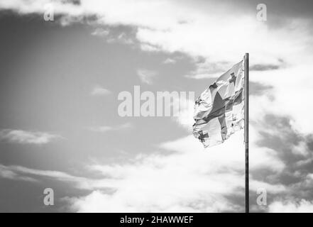 Image d'arrière-plan noir et blanc du drapeau géorgien avec des nuages et du ciel en arrière-plan.Concept d'économie et de la pplotique géorgienne.2020 Banque D'Images