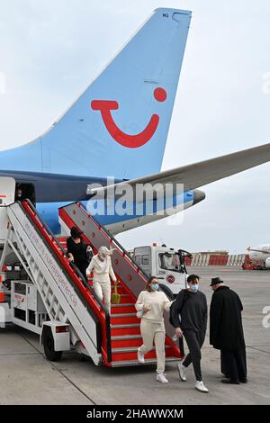 Les passagers débarquent d'un Boeing 737 MAX TUI à Ténérife.Décembre 2021. Banque D'Images