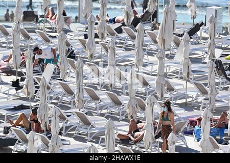 Les vacanciers portant des masques protecteurs contre Covid-19 sont vus par des chaises longues dans un hôtel de Tenerife, en Espagne.Décembre 2021. Banque D'Images