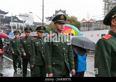 Chine, Shanghai, les soldats défilent dans le centre-ville Banque D'Images