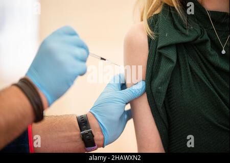 15 décembre 2021, Basse-Saxe, Lüneburg: Marie (11) est vaccinée contre le virus Corona dans le centre mobile de vaccination des enfants.En Basse-Saxe, les vaccinations de Corona pour les enfants de cinq à onze ans ont commencé.Photo: Daniel Reinhardt/dpa Banque D'Images