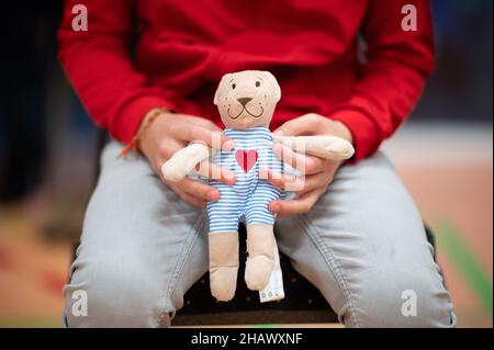 15 décembre 2021, Basse-Saxe, Lüneburg: Un jeune garçon tient un animal en peluche dans la salle d'attente d'un centre mobile de vaccination pour enfants.En Basse-Saxe, la vaccination de Corona pour les enfants de cinq à onze ans a commencé.Photo: Daniel Reinhardt/dpa Banque D'Images