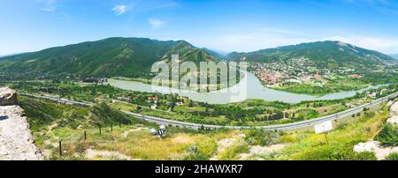 Rivière Aragvi du point de vue aérien.Image panoramique de fond de la ville de Mtskheta et paysage de montagnes vertes d'été. Banque D'Images