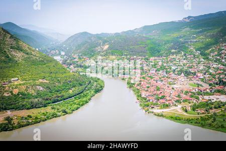 Rivière Mtkvari du point de vue aérien.Image panoramique de fond de la ville de Mtskheta et paysage de montagnes vertes d'été. Banque D'Images