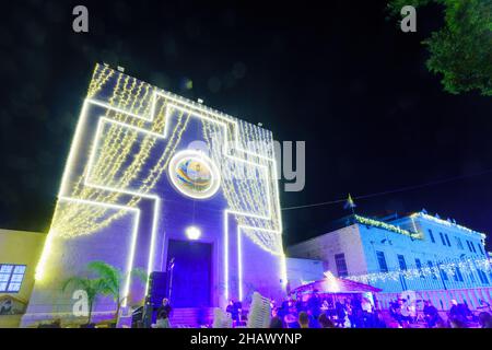 Haifa, Israël - 12 décembre 2021 : vue sur l'église catholique Saint-Josephs, avec décorations de Noël, dans le centre-ville de Haïfa, en Israël Banque D'Images