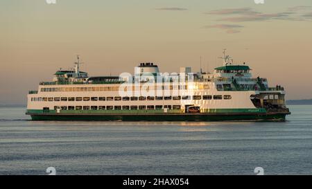 Edmonds, WA, États-Unis - 14 janvier 2018 ; ferry pour voiture de l'État de Washington Spokane traversant Puget Sound lors d'une douce soirée d'hiver tandis que le soleil couchant brille Banque D'Images