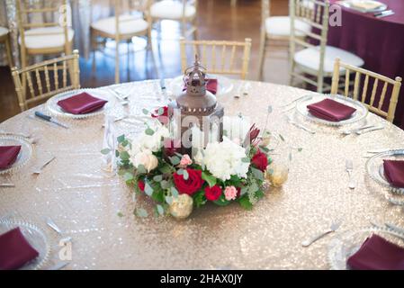 Table avec serviettes de table et table centrale en forme de lanterne lors de la réception de mariage Banque D'Images