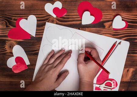 Saint-Valentin.Instructions étape par étape pour la Valentin faite à la main.Cadeau d'artisanat, plat.Étape 2.Entourez le motif en transférant le dessin de l'écoute Banque D'Images