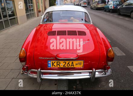 Cracovie.Cracovie.Pologne.Voiture classique d'époque Volkswagen Karmann Ghia dans la rue. Banque D'Images