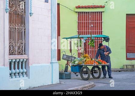 Vendeur de rue cubain vendant des fruits et des légumes de nourriture mobile stand sur tricycle dans la ville de Camagüey sur l'île de Cuba, Caraïbes Banque D'Images