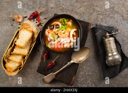 Bol de soupe de fruits de mer frais, soupe aux épices aromatiques Banque D'Images