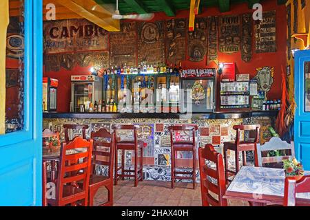 Intérieur du bar cubain traditionnel dans le centre de la vieille ville de Camagüey sur l'île de Cuba, Caraïbes Banque D'Images