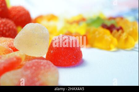 Bonbons dans un pot en verre sur le dessin des enfants Banque D'Images