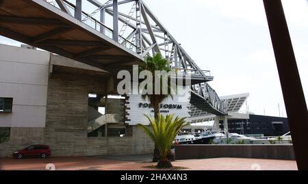 Pont métallique ou passerelle au-dessus de Port Forum, Sant Adriá del Besós, Barcelone, Catalunya, Espagne, Europe Banque D'Images