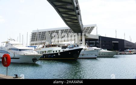 Pont métallique ou passerelle au-dessus de Port Forum, Sant Adriá del Besós, Barcelone, Catalunya, Espagne, Europe Banque D'Images