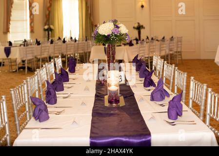 Décor de table de cérémonie de mariage à thème violet Banque D'Images