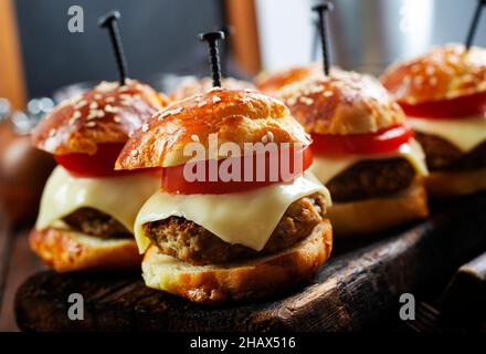 mini-hamburgers à glissière, mini hamburgers à bord Banque D'Images
