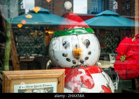 Une sculpture de bonhomme de neige montre une fenêtre de restaurant New York le mardi 7 décembre 2021.(© Richard B. Levine) Banque D'Images