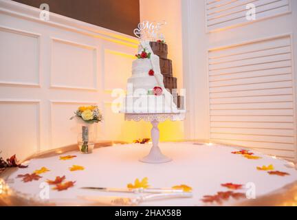 Gâteau de mariage à quatre niveaux, vanille et chocolat Banque D'Images