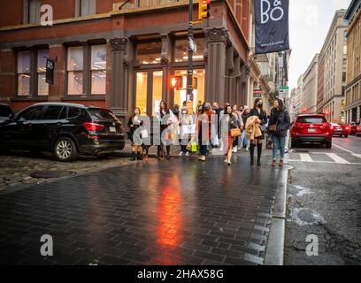 Shoppers dans le quartier de Soho à New York le samedi 11 décembre 2021.Malgré les problèmes de chaîne d'approvisionnement et les nouvelles variantes de Covid, les analystes prévoient que les consommateurs dépenseront 6,7 % de plus qu'en 2020.(© Richard B. Levine) Banque D'Images