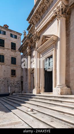 Entrée de l'église dans la vieille ville de Dubrovnik. Banque D'Images