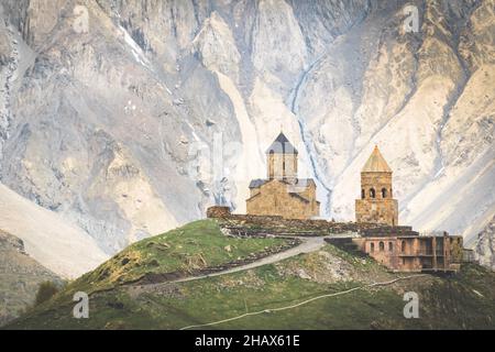 Paysage spectaculaire de l'église de la trinité de Gergeti avec la montagne le fond et pas de touristes.Lieux religieux et historiques de la Géorgie.2020 Banque D'Images