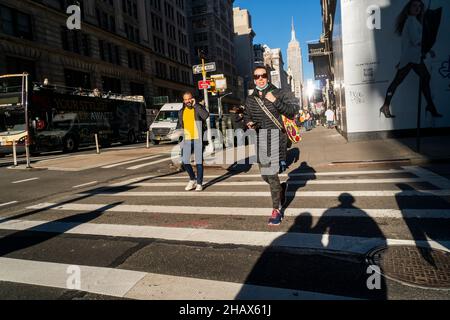 Acheteurs dans le quartier de Flatiron à New York le lundi 13 décembre 2021.(© Richard B. Levine) Banque D'Images