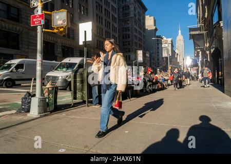 Acheteurs dans le quartier de Flatiron à New York le lundi 13 décembre 2021.(© Richard B. Levine) Banque D'Images