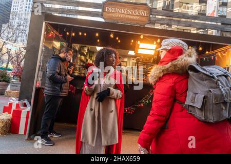 Le café-kiosque est transformé en café-restaurant de Goat dans le cadre de l'activation de la marque pour la deuxième saison de NetflixÕ ÒThe WitcherÓ à Flatiron Plaza à New York le lundi 13 décembre 2021.(© Richard B. Levine) Banque D'Images