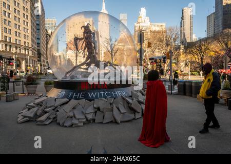 Activation de la marque pour la deuxième saison de Netflix « The Witcher » à Flatiron Plaza à New York le lundi 13 décembre 2021.(© Richard B. Levine) Banque D'Images