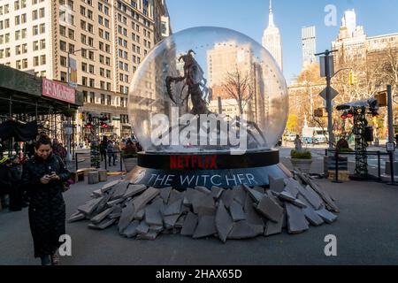 Activation de la marque pour la deuxième saison de Netflix « The Witcher » à Flatiron Plaza à New York le lundi 13 décembre 2021.(© Richard B. Levine) Banque D'Images