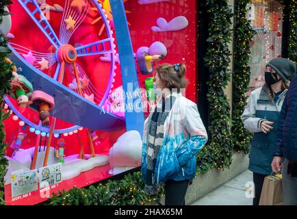 Le mercredi 8 décembre 2021, les amateurs de shopping visitent les fenêtres de Noël de Saks Fifth Avenue sur Fifth Avenue, dans le quartier de Midtown Manhattan à New York.Le thème de cette année est de se reconnecter avec la famille et les proches pendant la période des fêtes.(© Richard B. Levine) Banque D'Images