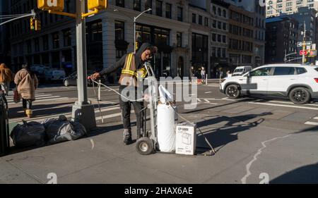 Le travailleur d'UPS prépare son chariot dans le district de Flatiron à New York le lundi 13 décembre 2021.(© Richard B. Levine) Banque D'Images