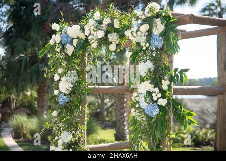 Arche de mariage en bois de Bohême avec roses blanches et fleurs bleues Banque D'Images