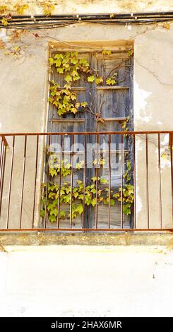 Balcon fermé et abandonné à Sant Feliu de Guixols, Gérone, Catalunya, Espagne, Europe Banque D'Images