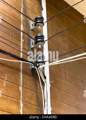 Les isolateurs de bobine dans le système de fil électrique sur le mur du bâtiment du restaurant, vue de face avec l'espace de copie. Banque D'Images