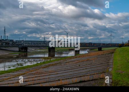 Le déversoir de la rivière Arno à Pontedera, Pise, Italie, sous un ciel spectaculaire Banque D'Images