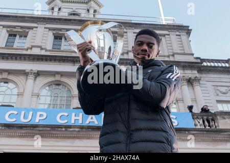 New York, New York, États-Unis.14th décembre 2021.Le gardien de but Sean Johnson avec la MLS Cup pose pendant la célébration pour le NYCFC gagnant la MLS Cup 2021 sur les marches de l'hôtel de ville.NYCFC a terminé la saison régulière en 4th place et a joué presque tous les jeux de playoff loin.Gagner la coupe MLS est le premier trophée remporté par la franchise depuis sa création il y a 7 ans.NYCFC fait partie du City football Group qui possède des clubs de football dans le monde entier.Sean Johnson a été nommé MVP des playofffs.(Credit image: © Lev Radin/Pacific Press via ZUMA Press Wire) Banque D'Images