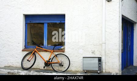 Vélo et poêle sur le mur de la maison à Cadaques, Costa Brava, Gérone, Catalunya, Espagne,Europe Banque D'Images