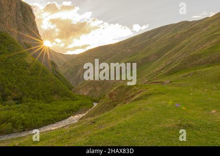 Ancienne route militaire vers la vallée de Truso dans le parc national de Kazbegi.Sureal et de beaux paysages verdoyants de caucausus.routes panoramiques de Géorgie Banque D'Images