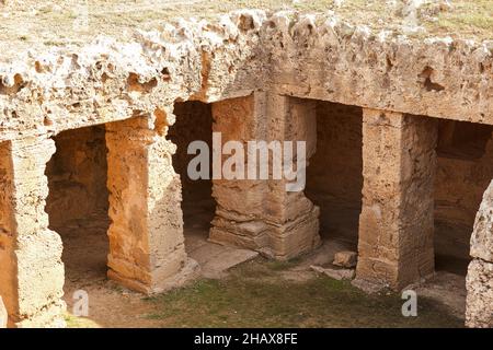 Ruines antiques d'un tombeau souterrain dans les tombes des Rois.District de Paphos, Chypre. Banque D'Images