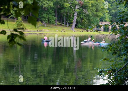 Crossville, Tennessee, États-Unis - le 28 août 2021 : les gens qui font du canotage dans le lac Bryd, au parc national de Cumberland Mountain, est situé sur le plateau de Cumberland, le Banque D'Images