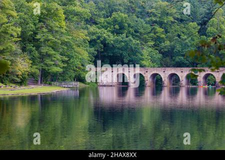 Crossville, Tennessee, États-Unis - le 28 août 2021 : le pont traversant le lac Bryd au parc national de Cumberland Mountain est situé sur le plateau de Cumberland, TH Banque D'Images