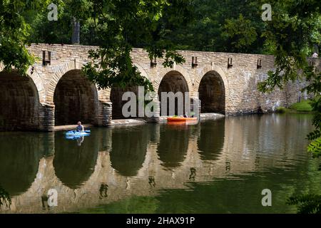 Crossville, Tennessee, États-Unis - le 28 août 2021 : le pont traversant le lac Bryd au parc national de Cumberland Mountain est situé sur le plateau de Cumberland, TH Banque D'Images